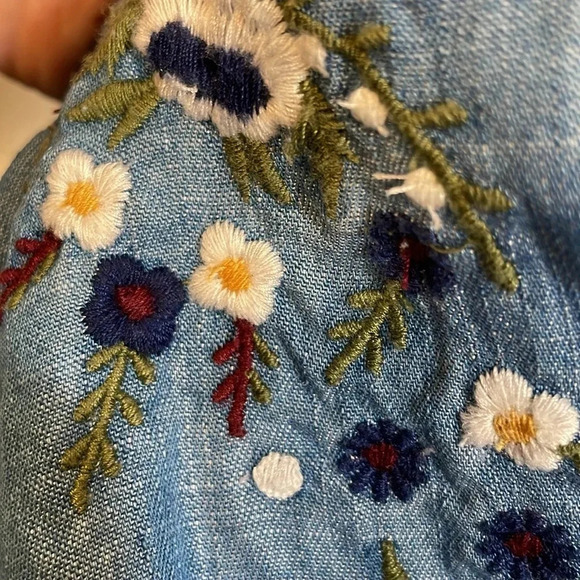 Francescas Blue Rain Shorts Floral Embroidered Pull On Elastic Waist Medium EUC - Picture 8 of 11